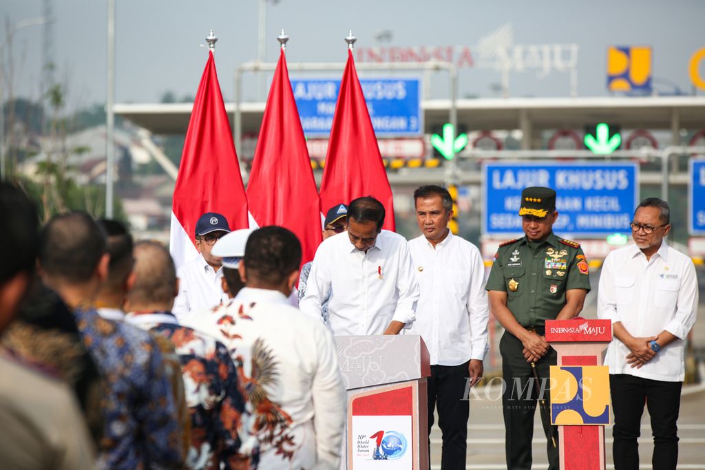 Presiden Joko Widodo menandatangani prasasti saat meresmikan pengoperasian Jalan Tol Pamulang-Cinere-Raya Bogor di Gerbang Tol Limo Utama, Kota Depok, Jawa Barat, Senin (8/1/2024).