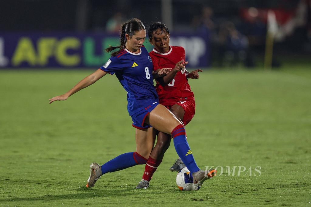 Pemain Indonesia, Wandha Azzahra (kanan), berebut bola dengan pemain Filipina, Francesca Alberto, pada laga Grup A Piala Asia Putri U-17 2024 di Stadion Kapten I Wayan Dipta, Gianyar, Bali, Senin (6/5/2024). 