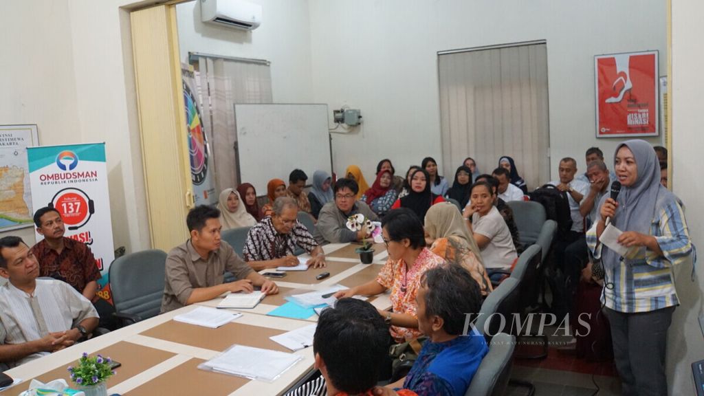 Puluhan orangtua calon peserta didik menyampaikan keluhan tentang petunjuk teknis penerimaan peserta didik baru tahun 2019 di kantor Ombudsman RI Perwakilan DIY, Yogyakarta, Selasa (28/5/2019).