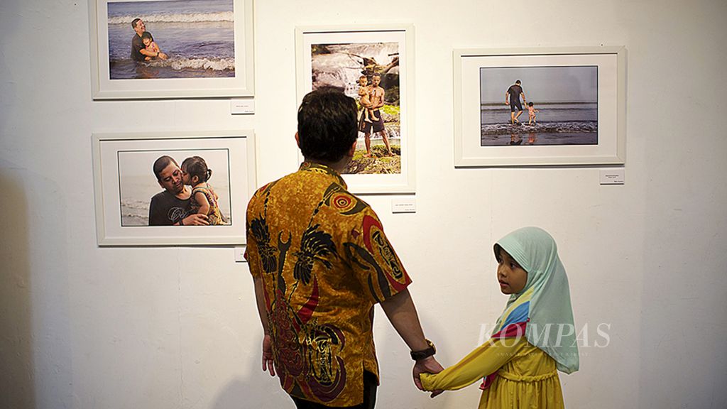 Pengunjung dalam pembukaan pameran foto Keayahan "ini Ayah Hebatku" di Bentara Budaya Jakarta, Senin (20/11/2017). Pameran diselenggarakan dalam rangka peringatan Hari Ayah Nasional.