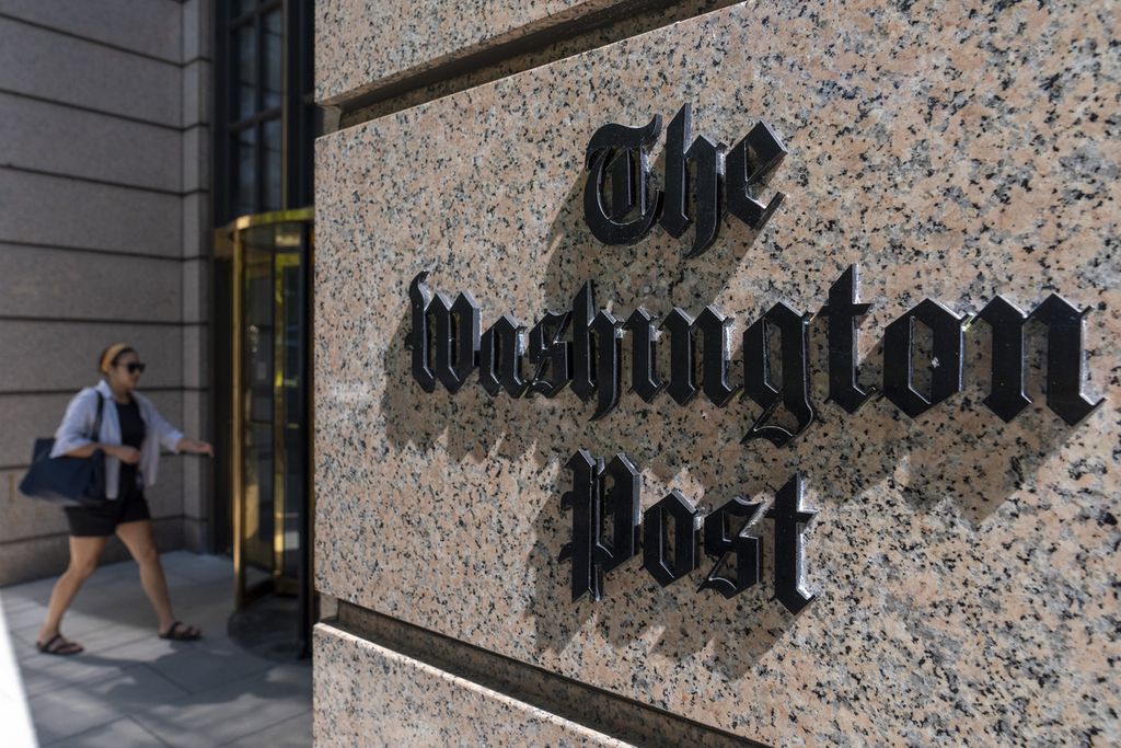 Seorang perempuan memasuki gedung One Franklin Square Building, kantor media <i>The Washington Post</i>, di Washington, Amerika Serikat, 21 Juni 2024.