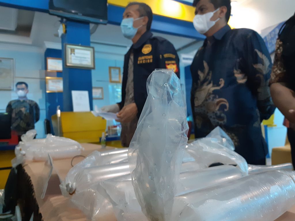 The joint team of East Sumatra Customs, South Sumatra Regional Police, and Palembang Fish Quarantine Center uncovered a smuggling of 225,664 lobster seeds worth IDR 33.8 billion on Friday (18/6/2021) in Palembang, South Sumatra.
