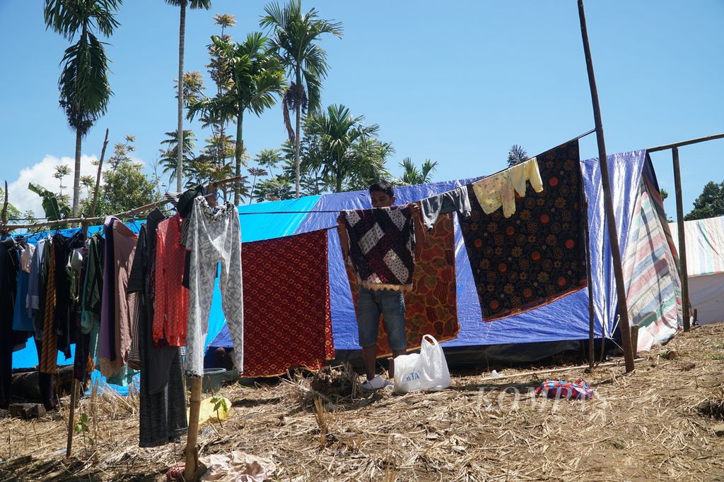 Warga menjemur pakaian di belakang tenda posko pengungsian Timbo Abu Ateh, Jorong Timbo Abu, Nagari Kajai, Kecamatan Talamau, Pasaman Barat, Sumatera Barat, Sabtu (12/3/2022). 