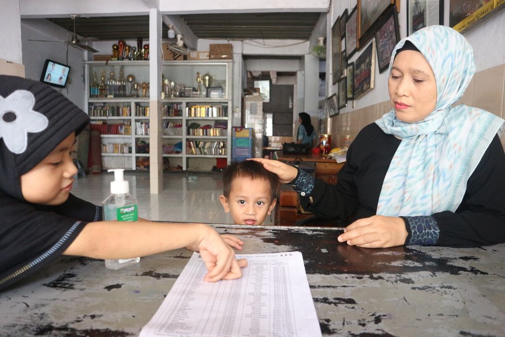 Pengasuh Panti Asuhan Tebet Maryamah sedang bersama anak-anak asuhnya, Haidar (3) dan Hannah (5) di Panti Asuhan Tebet, Jakarta Selatan, pada Kamis (27/10/2022)