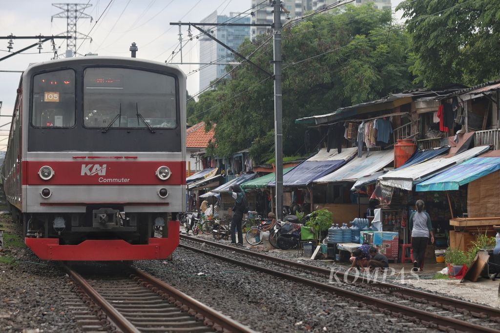 Kereta commuter melintas di samping permukiman warga di daerah Pejompongan, Jakarta, Kamis (15/2/2024). Pemerintah menargetkan nol kemiskinan ekstrem pada 2024. Berdasarkan hasil Susenas pada Maret 2023, angka kemiskinan ekstrem di Indonesia sebesar 1,12 persen atau sekitar 3,1 juta jiwa. Data tersebut turun sebesar 0,92 persen dari tahun sebelumnya.