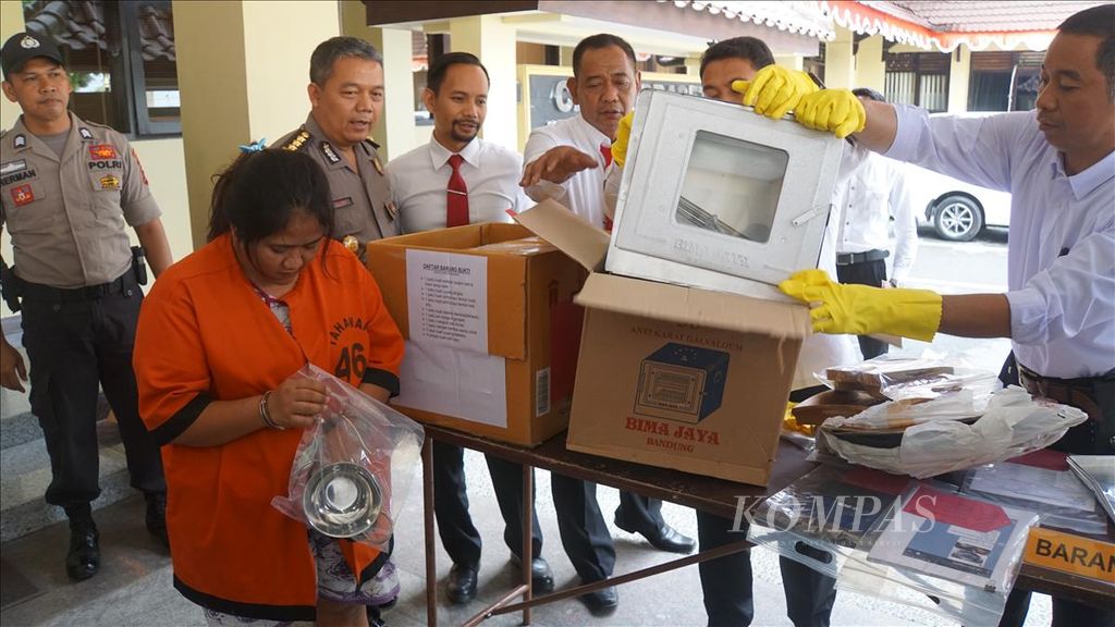 Kepala Bidang Humas Polda DIY Komisaris Besar Yuliyanto (kedua dari kiri) menunjukkan barang bukti dari kasus penipuan daring  di Markas Polda DIY, Kabupaten Sleman, Daerah Istimewa Yoyakarta, Senin (12/8/2019).