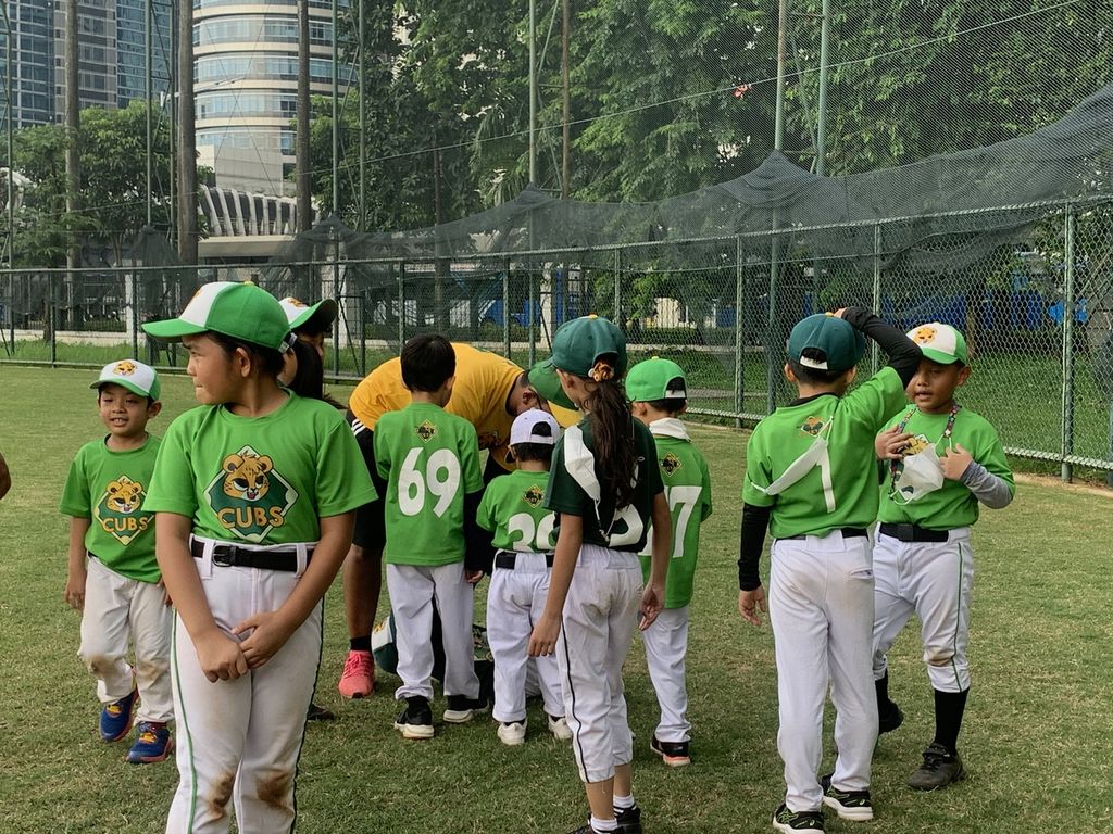 Suasana latihan Jakarta Cheetahs Cubs Baseball Club di Stadion Softball GBK, Jakarta, Sabtu (22/10/2022). Anak usia dini yang dibina oleh klub Cheetahs adalah mereka yang berusia 4-18 tahun.