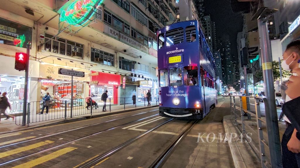 Trem, salah satu moda trasportasi umum di Hong Kong.