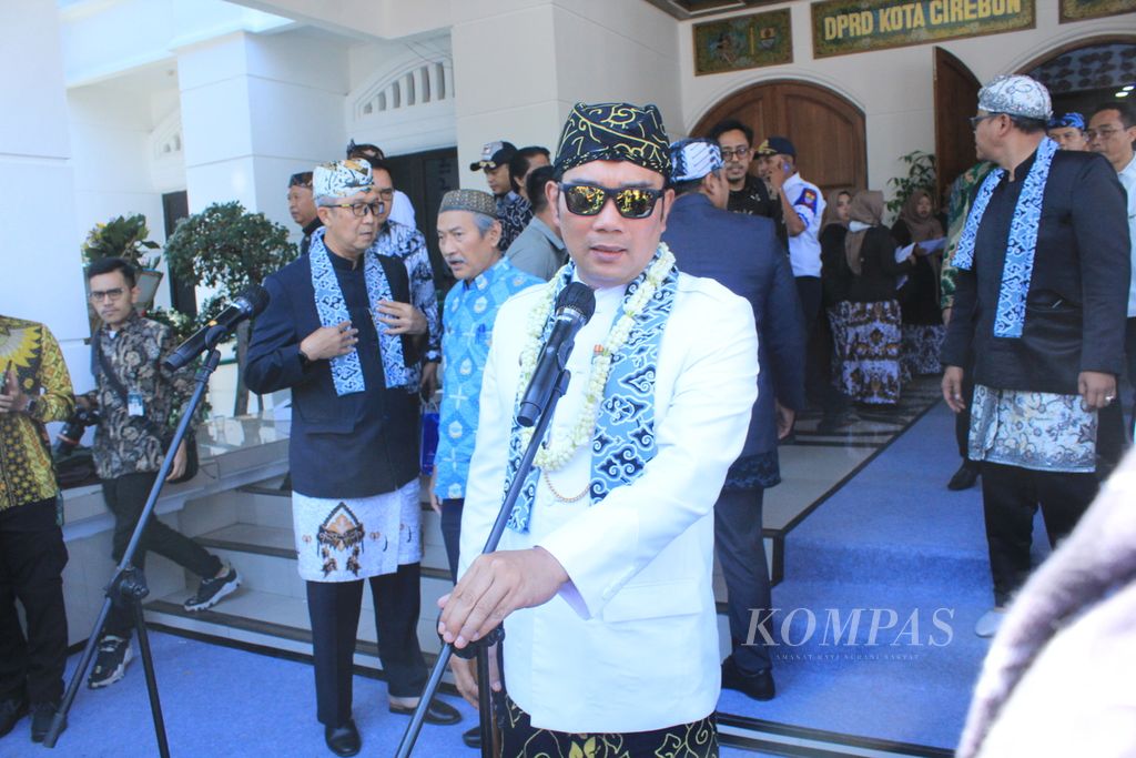 Gubernur Jawa Barat Ridwan Kamil (tengah) memberikan keterangan kepada awak media setelah menghadiri Rapat Paripurna Hari Jadi Ke-654 Kota Cirebon di Kantor DPRD Kota Cirebon, Rabu (19/7/2023).