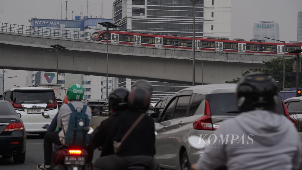 Kereta LRT Jabodebek perlahan melintasi Jembatan Lengkung Bentang Panjang Kuningan di Jakarta Selatan, Jumat (25/8/2023). 
