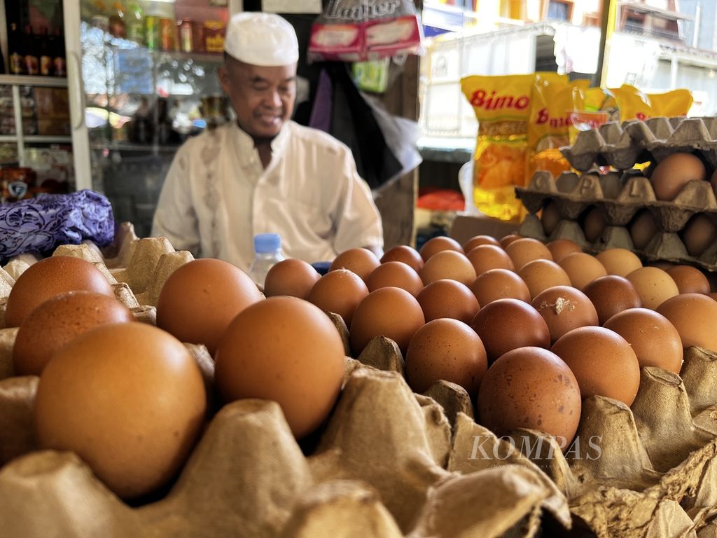 Harga telur di Kendari, Sulawesi Tenggara, melonjak tajam mencapai Rp 65.000 per rak, seperti terpantau pada Senin (22/8/2022). Kenaikan harga yang terjadi membuat pedagang dan pembeli kesulitan dan berharap adanya perhatian pemerintah.