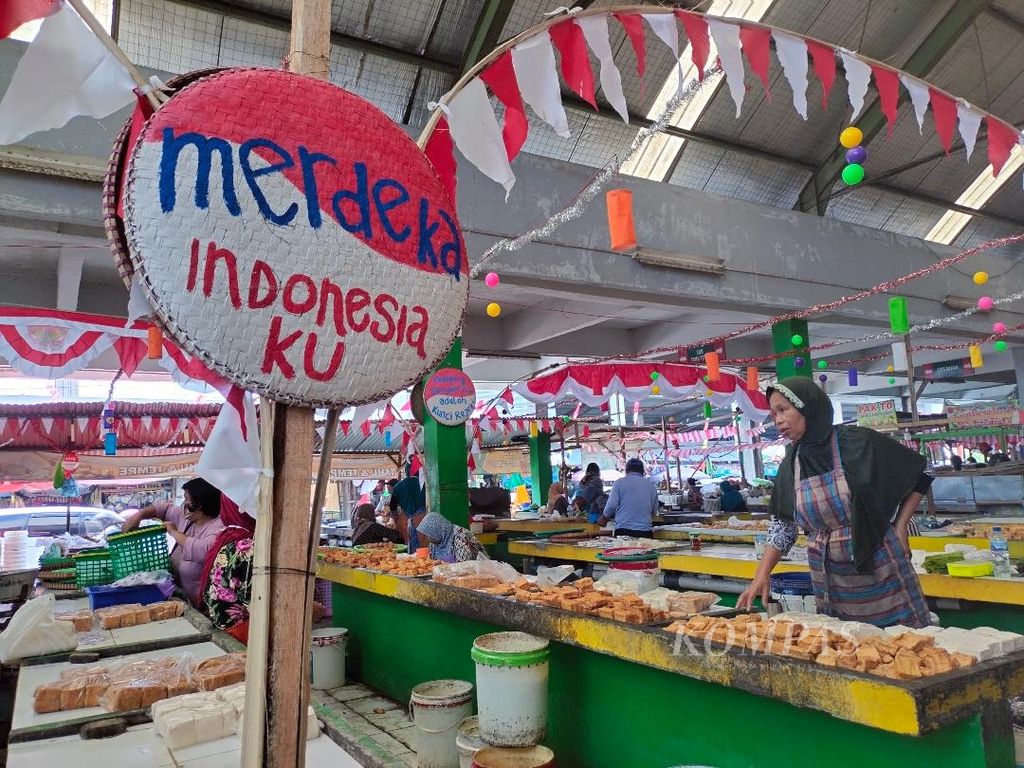 Penampi beras dengan tulisan menggelorakan semangat kemerdekaan ikut menghiasi blok pedagang tahu dan tempe di Pasar Rejowinangun, Kota Magelang, Jawa Tengah, Rabu (10/8/2022).