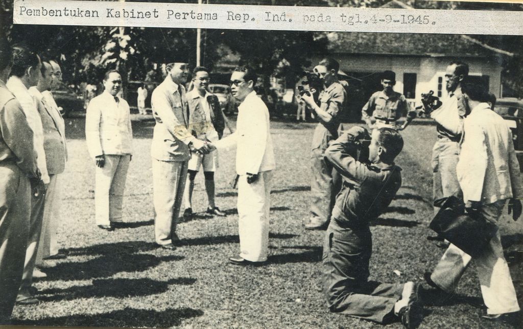 Pembentukan kabinet pertama Republik Indonesia di hadiri oleh Soekarno pada 4 September 1945. 