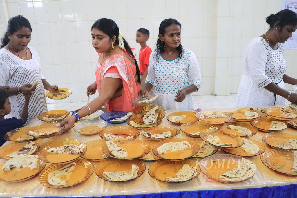 Umat Buddha dari etnis Tamil menyajikan makanan khas India, yakni roti chapati, saat perayaan Waisak di Vihara Bodhi Gaya di Medan, Sumatera Utara, Minggu (4/6/2023). 