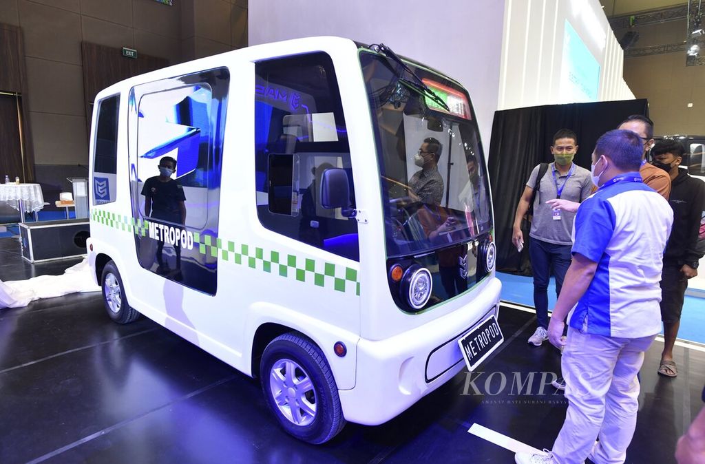 Pengunjung melihat model metropod atau angkutan kota (angkot) yang menggunakan tenaga listrik dalam pameran kendaraan listrik Periklindo Electric Vehicle Show (PEVS) di JI Expo Kemayoran, Jakarta, Jumat (22/7/2022).