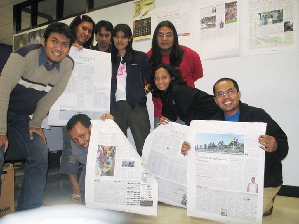 Sejumlah karyawan <i>Kompas </i>yang bertugas di Biro Jawa Timur berpose sambil membawa hasil akhir rancangan koran edisi <i>Kompas</i> Jawa Timur. Foto diabadikan di Kantor <i>Kompas</i> Biro Jawa Timur di Jalan Kombes Pol M Duryat, Surabaya, sekitar 2004-2005. 