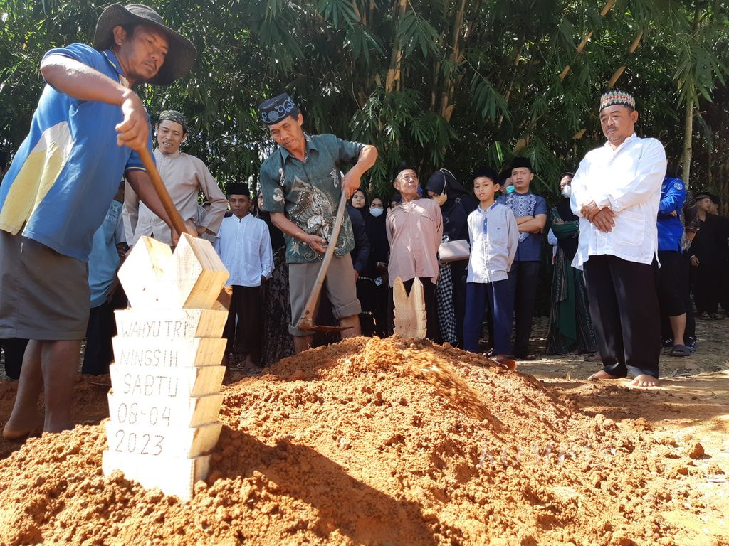 Irsad dan Wahyu Tri, pasangan suami istri yang menjadi korban pembunuhan dukun pengganda uang, dimakamkan di pemakaman umum di Desa Tanjung Rejo, Kecamatan Negeri Katon, Kabupaten Pesawaran, Lampung, Sabtu (8/4/2023). 