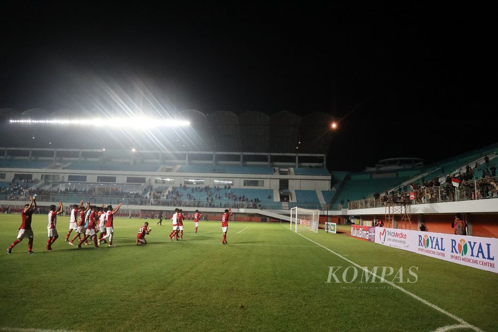 Pemain Timnas Indonesia melambaikan tangan ke arah penonton setelah berhasil mengalahkan Timnas Filipina dalam laga Piala AFF U-16 di Stadion Maguwoharjo, Sleman, DI Yogyakarta, Minggu (31/7/2022) malam. Timnas Indonesia U-16 memenangi pertandingan itu dengan skor 2-0.