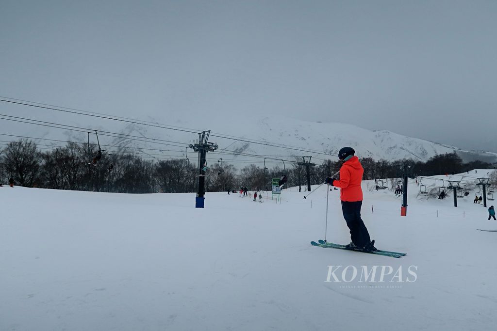 Seorang wisatawan tengah bersiap untuk bermain ski di area ski milik Resor Ski Hakuba Goryu, Desa Hakuba, Nagano, Jepang, Sabtu (18/2/2023). Resor ini adalah satu dari sepuluh resor ski yang berada di Lembah Hakuba. 