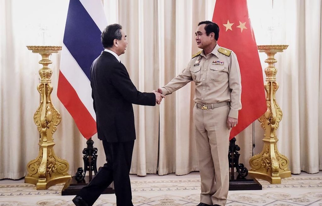 Perdana Menteri Thailand  Prayuth Chan-ocha (kanan) menyambut kedatangan Menteri Luar Negeri China Wang Yi sebelum pertemuan keduanya di kantor PM Thailand di Bangkok, Senin (24/7). 