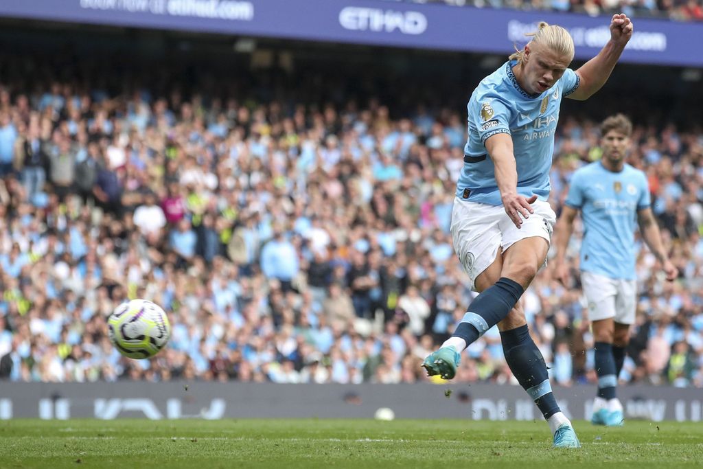 Striker Manchester City, Erling Haaland, melepaskan tendangan saat laga Liga Inggris melawan Brentford di Manchester, Sabtu (14/9/2024). 