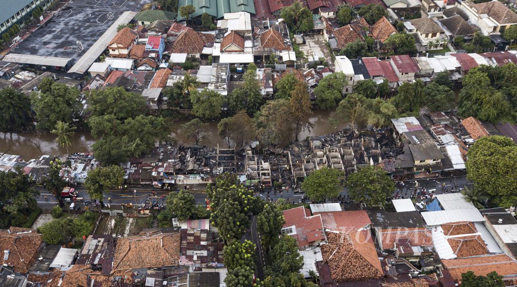 Foto aerial lokasi kebakaran pemukiman di kawasan Manggarai, Tebet, Jakarta Selatan, Sabtu (17/12/2022). Dugaan sementara, kebakaran disebabkan oleh sambaran petir pada meteran listrik di salah satu rumah warga saat hujan deras sekitar pukul 15.00.