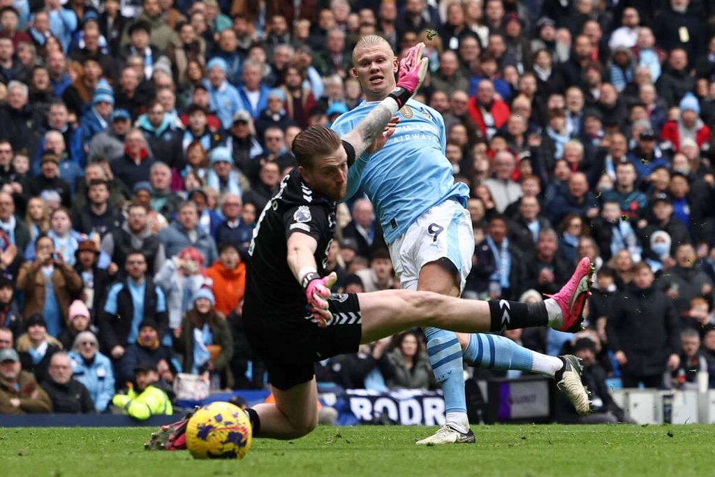 Striker Manchester City Erling Haaland mencetak gol ke gawang Everton pada laga Liga Inggris, Sabtu (10/2/2024). City menang 2-0. 