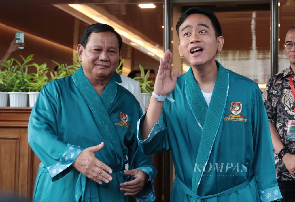 Bakal calon presiden dan bakal calon wakil presiden Prabowo Subianto (kiri) dan Gibran Rakabuming Raka bersiap menjalani pemeriksaan kesehatan di RSPAD Gatot Soebroto, Jakarta, Kamis (26/10/2023). 