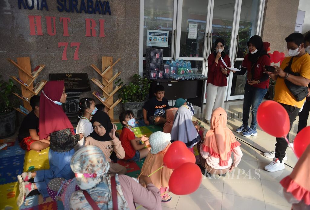 Anak-anak menunggu waktu mengikuti lomba dalam rangka HUT-77 Kemerdekaan RI di Perpustakaan Kota Surabaya, Kota Surabaya, Jawa Timur, Sabtu (6/8/2022). 