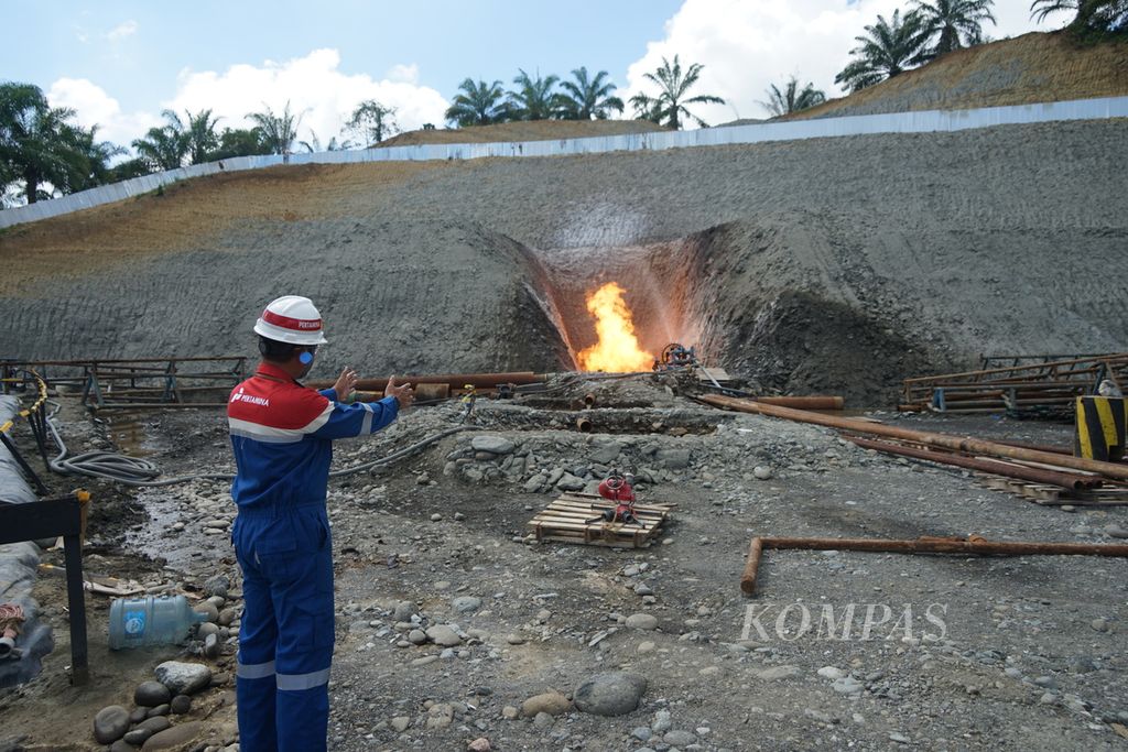 Tim eksplorasi dari Pertamina EP melakukan uji produksi dari temuan sumur gas baru di <i>site </i>Julang Emas (JLE)-001, Desa Benteng, Moilong, Banggai, Sulawesi Tengah, Minggu (31/3/2024). Temuan gas berada di kedalaman 2.395 meter hingga 2.406 meter.
