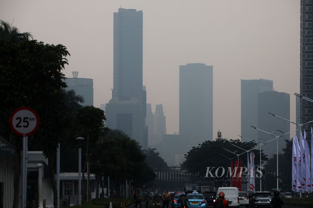 Deretan gedung bertingkat yang terlihat samar karena kabut selepas hujan yang mengguyur sebagian wilayah di Jakarta, Rabu (3/8/2022). 