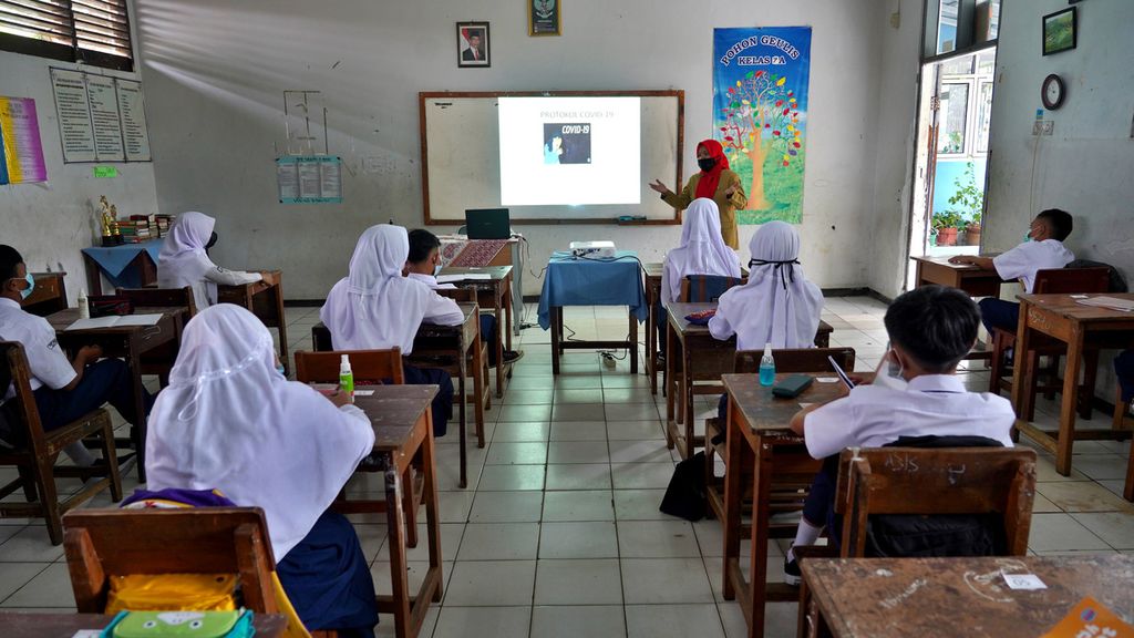 Suasana kelas VII SMP Negeri 15 Kota Bogor, Jawa Barat, ketika pelaksanaan uji coba pembelajaran tatap muka, Senin (31/5/2021). 