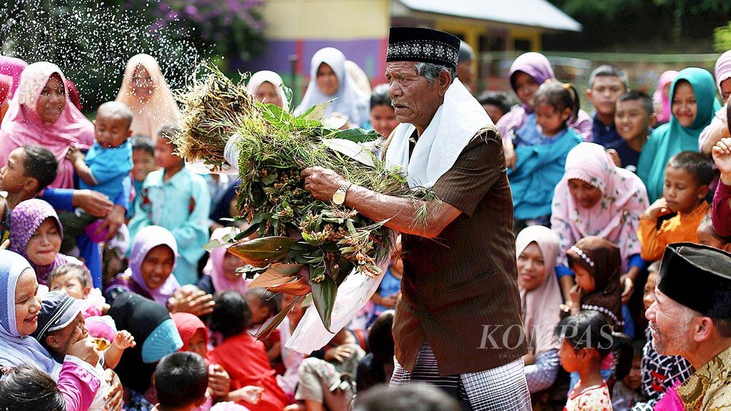 Ritual tolak bala di Desa Gunung Suku, Lut Tawar, Kabupaten Aceh Tengah, Minggu (17/12/2017). Ritual memohon perlindungan kepada sang pencipta agar terhindar dari berbagai bencana itu merupakan bagian dari acara Festival Panen Kopi Gayo. 