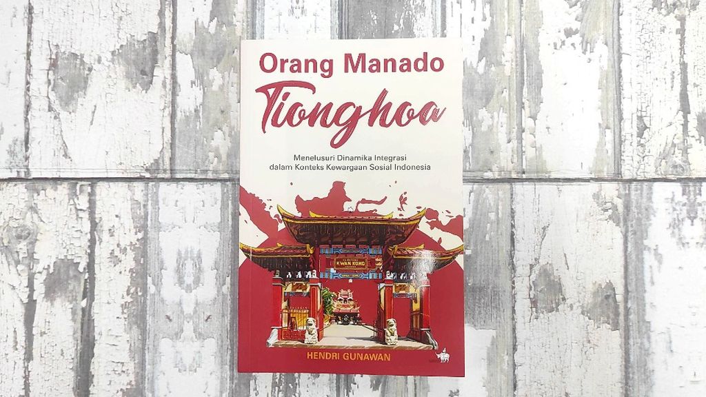Halaman muka buku berjudul <i>Orang Manado Tionghoa: Menelusuri Dinamika Integrasi dalam Konteks Kewargaan Sosial Indonesia</i>.