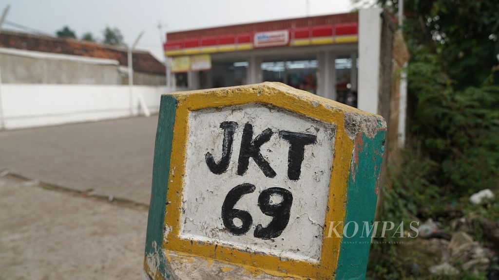 Patok kilometer jalan memuat informasi jarak menuju Jakarta di Kecamatan Jonggol, Kabupaten Bogor, Jawa Barat, Rabu (11/1/2023). 