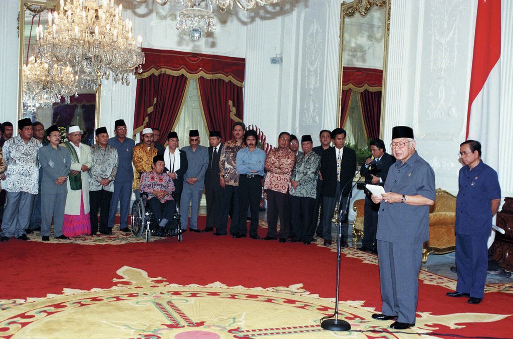 Presiden Soeharto memberikan keterangan pers seusai bertemu dengan ulama, tokoh masyarakat, pemimpin organisasi kemasyarakatan, dan ABRI, di Istana Merdeka, Jakarta, 19 Mei 1998. 