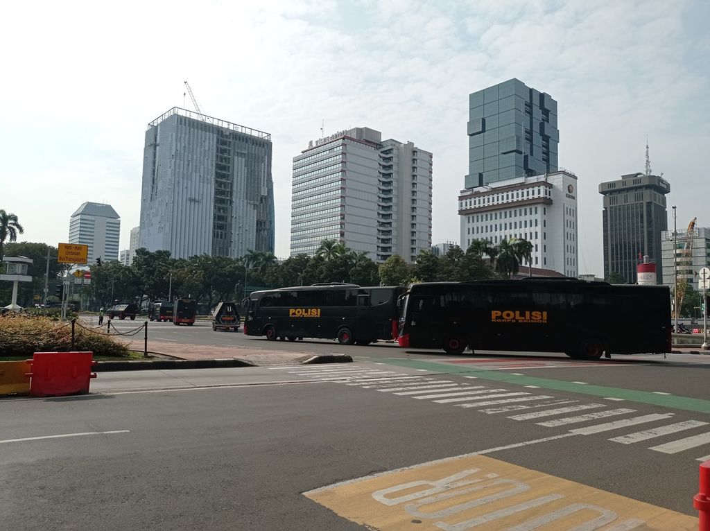Kendaraan angkut dan kendaraan taktis Brimob bergerak menuju Istana Negara, Jakarta, jelang unjuk rasa Badan Eksekutif Mahasiswa Seluruh Indonesia atau BEM SI, Senin (11/4/2022).