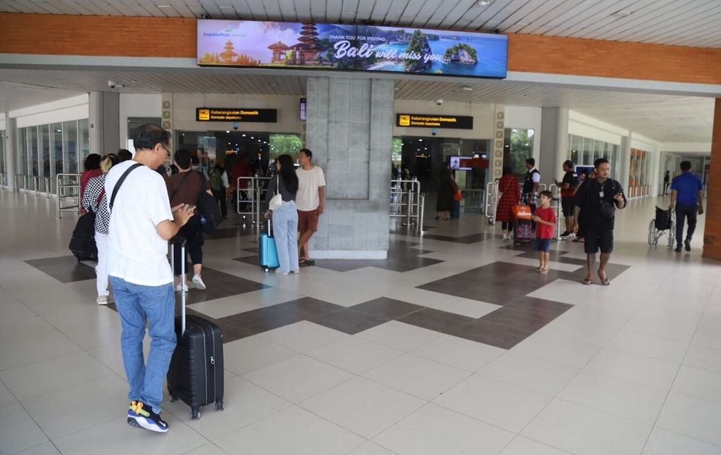 Suasana di area terminal Bandara Internasional I Gusti Ngurah Rai, Badung, Bali, Jumat (12/4/2024).