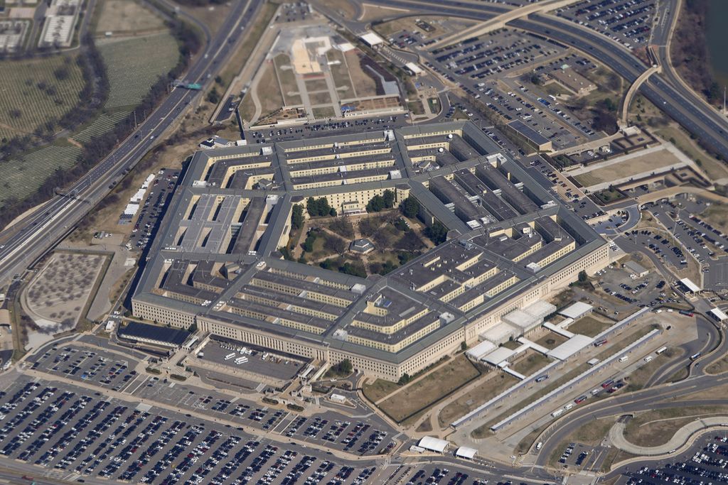 Markas Pentagon terlihat dari pesawat kepresidenan AS, Air Force One, saat terbang di atas Washington, 2 Maret 2022. 