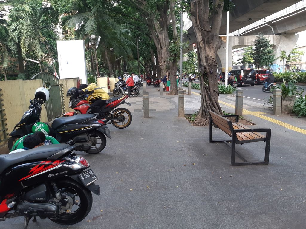 Sepeda motor para pengojek daring terparkir di pedestrian Jalan Prof DR Satrio, Kuningan, Jakarta Selatan, Senin (9/5/2022) siang. Aktivitas PKL hingga pengojek daring di sekitar kawasan ini mulai kembali menggeliat setelah libur lebaran usai.