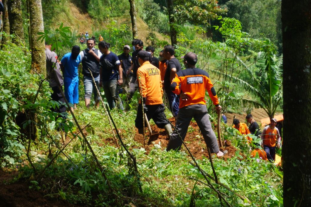 Jajaran Kepolisian Resor Banjarnegara bersama sukarelawan menggali lokasi penguburan jenazah di perkebunan di Desa Balun, Kecamatan Wanayasa, Kabupaten Banjarnegara, Jawa Tengah, Senin (3/4/2023).