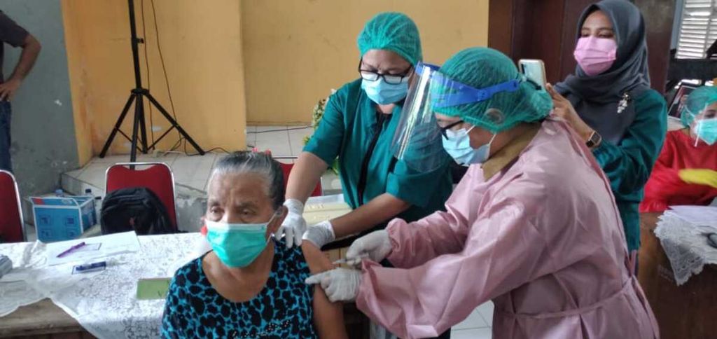 Seorang warga lansia di Kota Ambon, Maluku, menerima suntikan vaksinasi Covid-19, Selasa (2/3/2021). Ditargetkan sekitar 8.000 warga lansia di kota itu akan menerima vaksinasi.