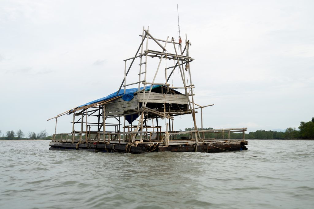 Tempat yang biasa digunakan untuk mengumpulkan timah dari ponton-ponton petambang ilegal ditinggalkan pemiliknya saat menghindari penertiban oleh aparat di Teluk Kelabat Dalam, Bangka Belitung, Kamis (8/4/2021).