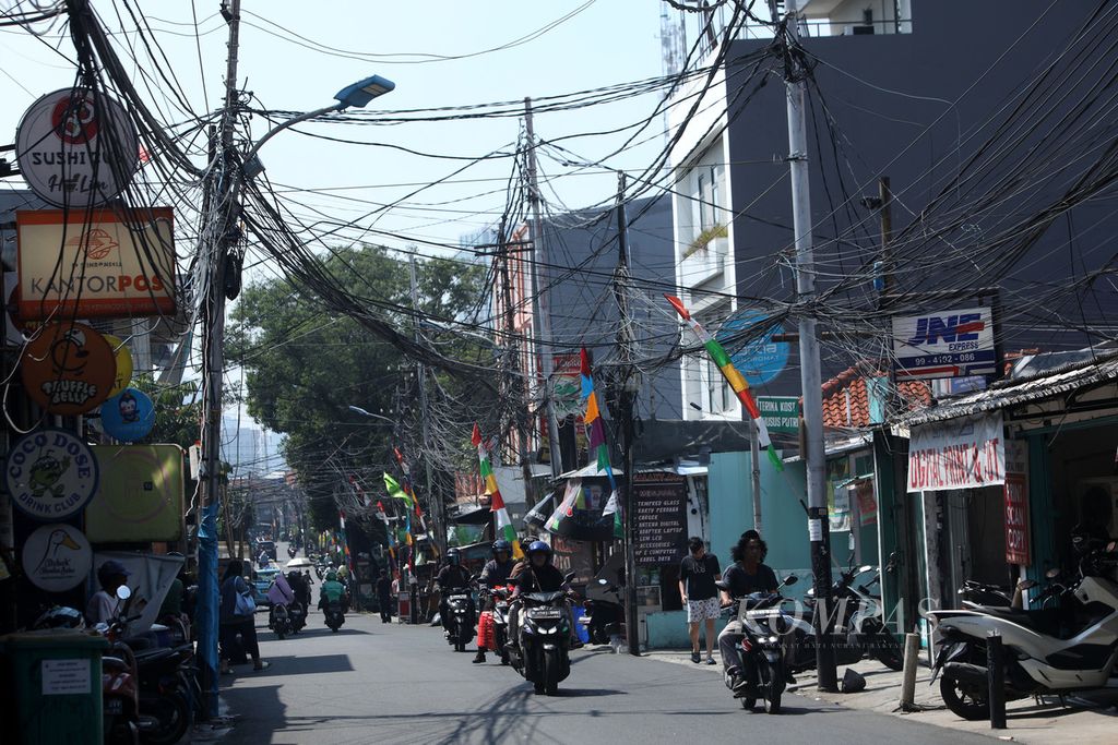 Kabel utilitas yang terlihat semrawut di Jalan KH Syahdan, Palmerah, Jakarta Barat, Selasa (1/8/2023). 