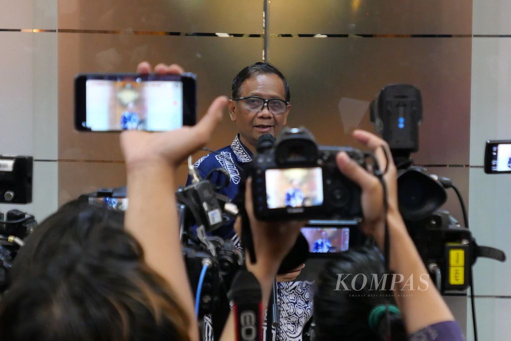 Coordinating Minister for Political, Legal and Security Affairs (Menkopolhukam) and Chairman of the Independent Joint Fact-Finding Team for the Kanjuruhan tragedy, Mahfud MD gave a press statement after a coordination meeting at the Kemenkopolhukam Office, Jakarta, Tuesday (11/10/2022).