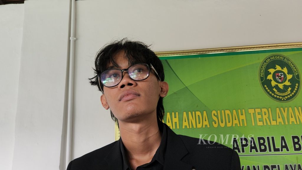 Almas Tsaqibbirru saat diwawancarai awak media sebelum mediasi kedua antara dirinya dan Gibran Rakabuming Raka, Senin (12/2/2024), di Pengadilan Negeri Surakarta, Kota Surakarta, Jawa Tengah. 