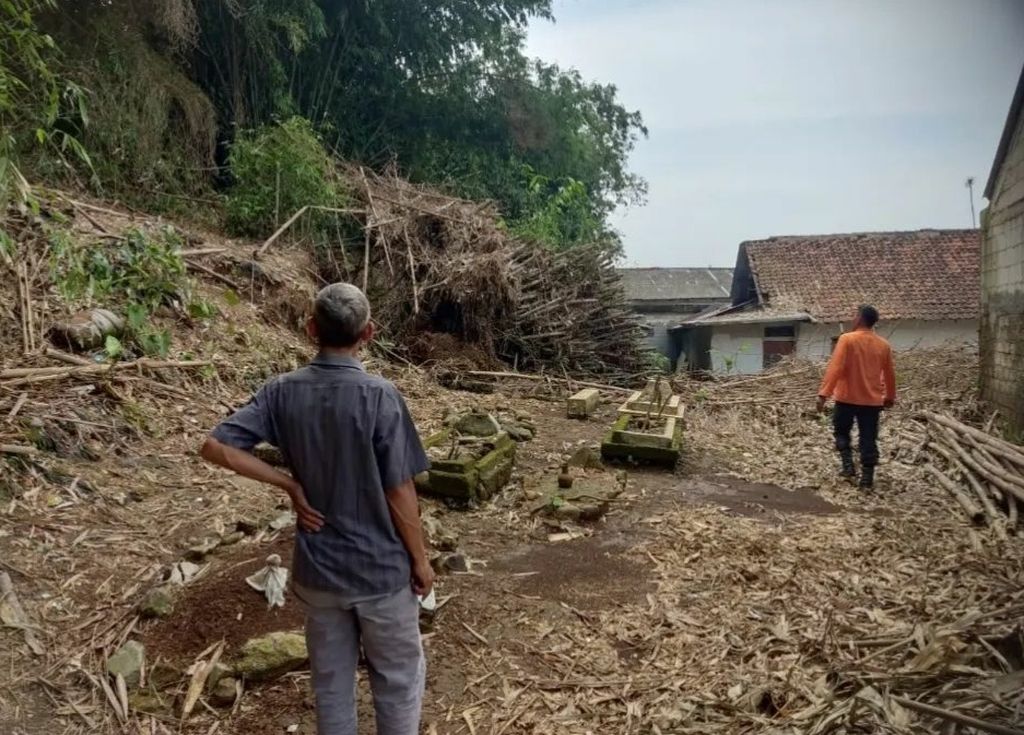 Warga dan petugas BPBD Kota Bogor melihat kondisi tebing yang rawan longsor. Kejadian longsor di Kampung Wargamulya, Kelurahan Sukasari, Bogor Timur, Kota Bogor, Sabtu (9/20/2022), mengakibatkan 32 warga terdampak.