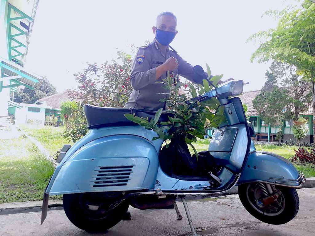 Foto yang diunggah pada April 2021 di Facebook Aiptu Nunuh Sutisna menunjukkan saat Nunuh membawa bibit pohon menggunakan motor vespa. Anggota Polri ini aktif menggerakkan penanaman pohon serta pelestarian lingkungan hidup di sejumlah daerah di Jawa Barat.