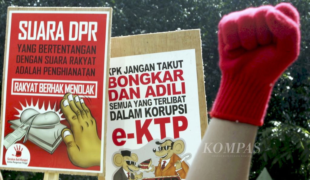 Puluhan mahasiswa yang tergabung dalam Aliansi BEM Seluruh Indonesia 2017 berunjuk rasa di halaman Gedung Komisi Pemberantasan Korupsi (KPK), di Jakarta, Kamis (9/3/2017). Mereka menuntut KPK untuk tidak gentar mengusut korupsi KTP-el tanpa intervensi dari pihak mana pun.