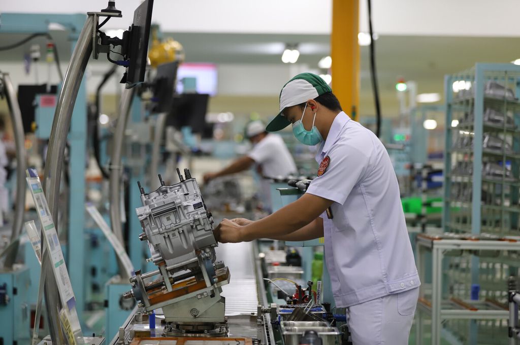 Proses perakitan mesin New CBR250RR di bagian khusus pabrik PT Astra Honda Motor Plant 4, Karawang, Jawa Barat, Senin (19/9/2022). 